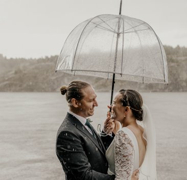 Bröllopsfotograf regn - Bröllopsbilder paraply