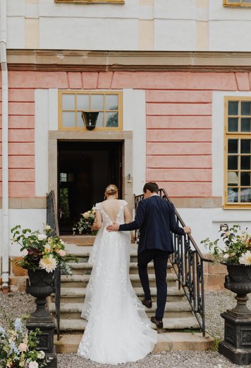 Bröllopsftograf Stockholm - Bröllopsbilder i regn - Lantligt bröllopsfotograf - bohemiskt bröllopsfotograf - Bröllopsfotograf Gotland