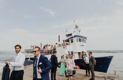 Bröllopsftograf Stockholm - Lantligt bröllopsfotograf - bohemiskt bröllopsfotograf - Bröllopsfotograf Gotland - Roliga gruppbilder bröllopsbilder